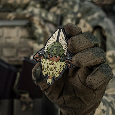 M-Tac PVC embleem „Odin" 9 × 7,5 cm, takjakinnitusega, Olive