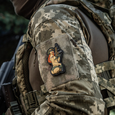 M-Tac PVC embleem „Tactical Girl" Pin-Up – 4,5 × 8,5 cm